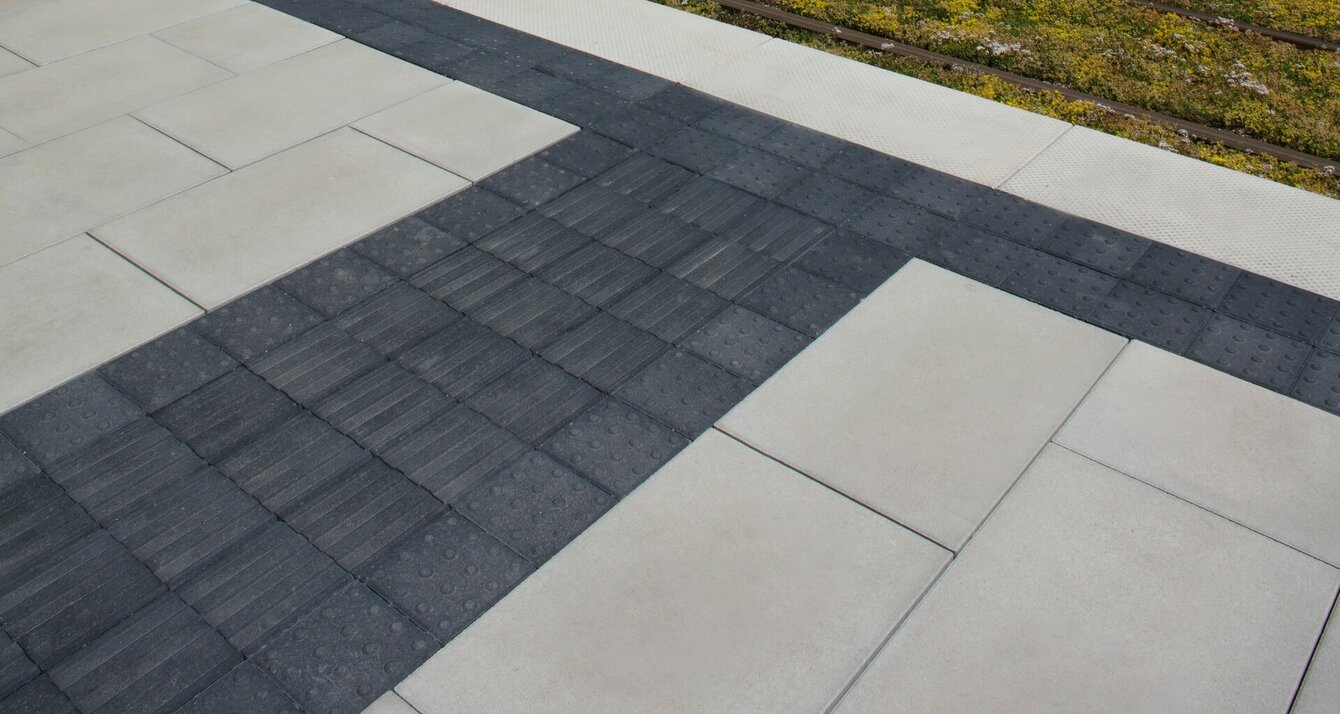 dlazba_pre_nevidiacich_v_grafitovej_farbe_31bceef7b270f467 Premac DLAŽBA PRE NEVIDIACICH 6 cm Drážková 20x20x6 cm grafitová – Obrázok 1